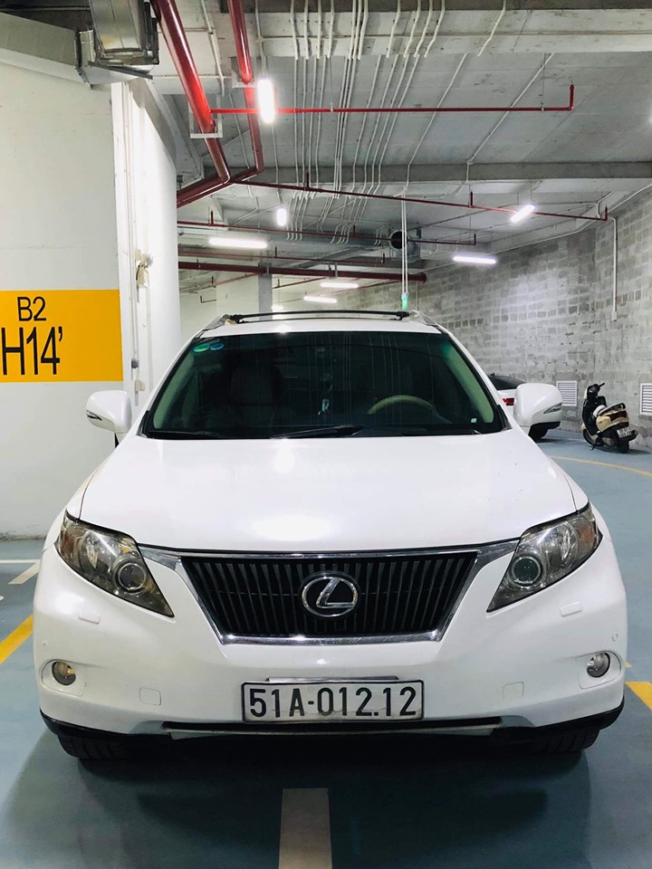 Dam Vinh Hung ban lexus rx350