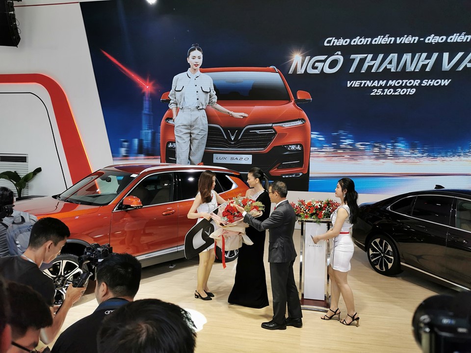 Ngo Thanh Van duoc tang xe VinFast