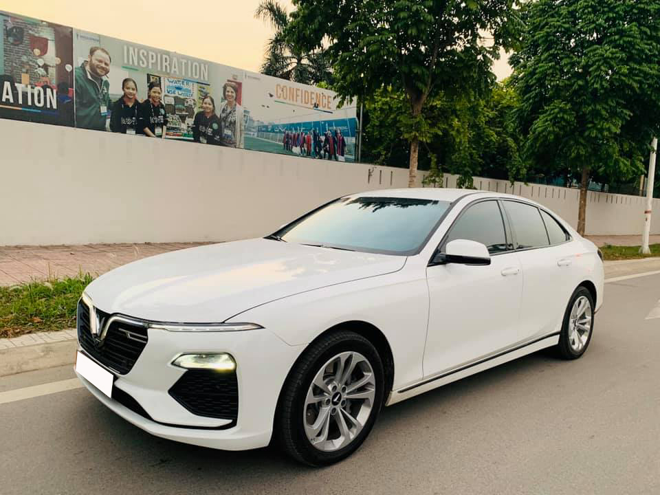 VinFast Lux A2.0 len san xe cu