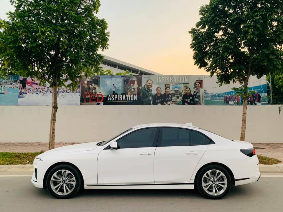 VinFast Lux A2.0 len san xe cu
