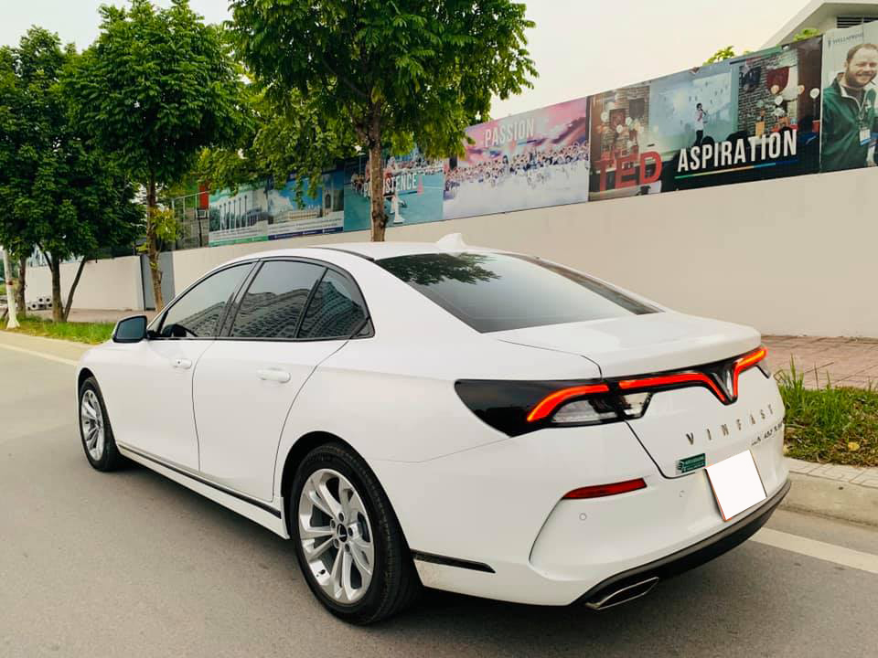 VinFast Lux A2.0 len san xe cu