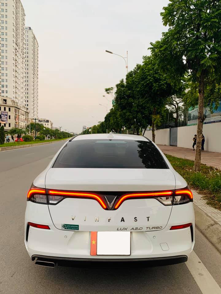 VinFast Lux A2.0 len san xe cu