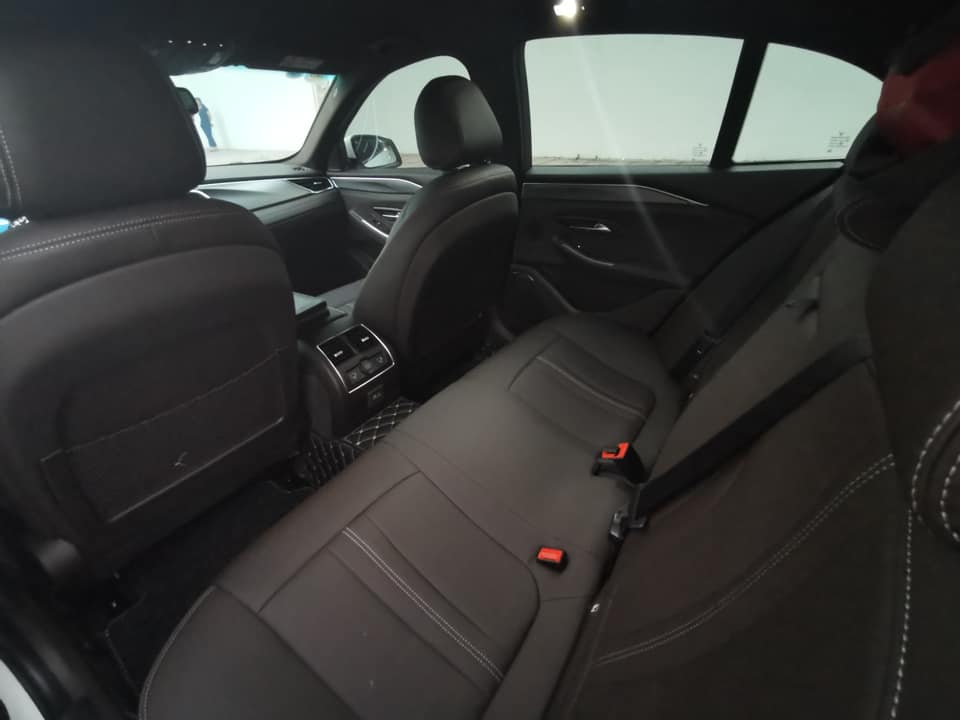 VinFast Lux A2.0 len san xe cu