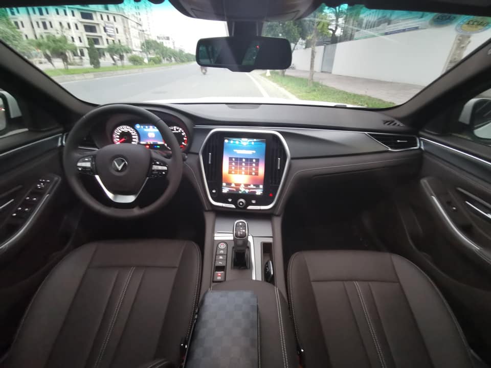 VinFast Lux A2.0 len san xe cu