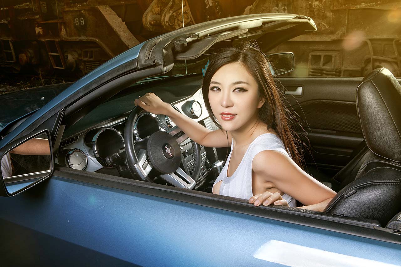 nguoi dep va ford mustang