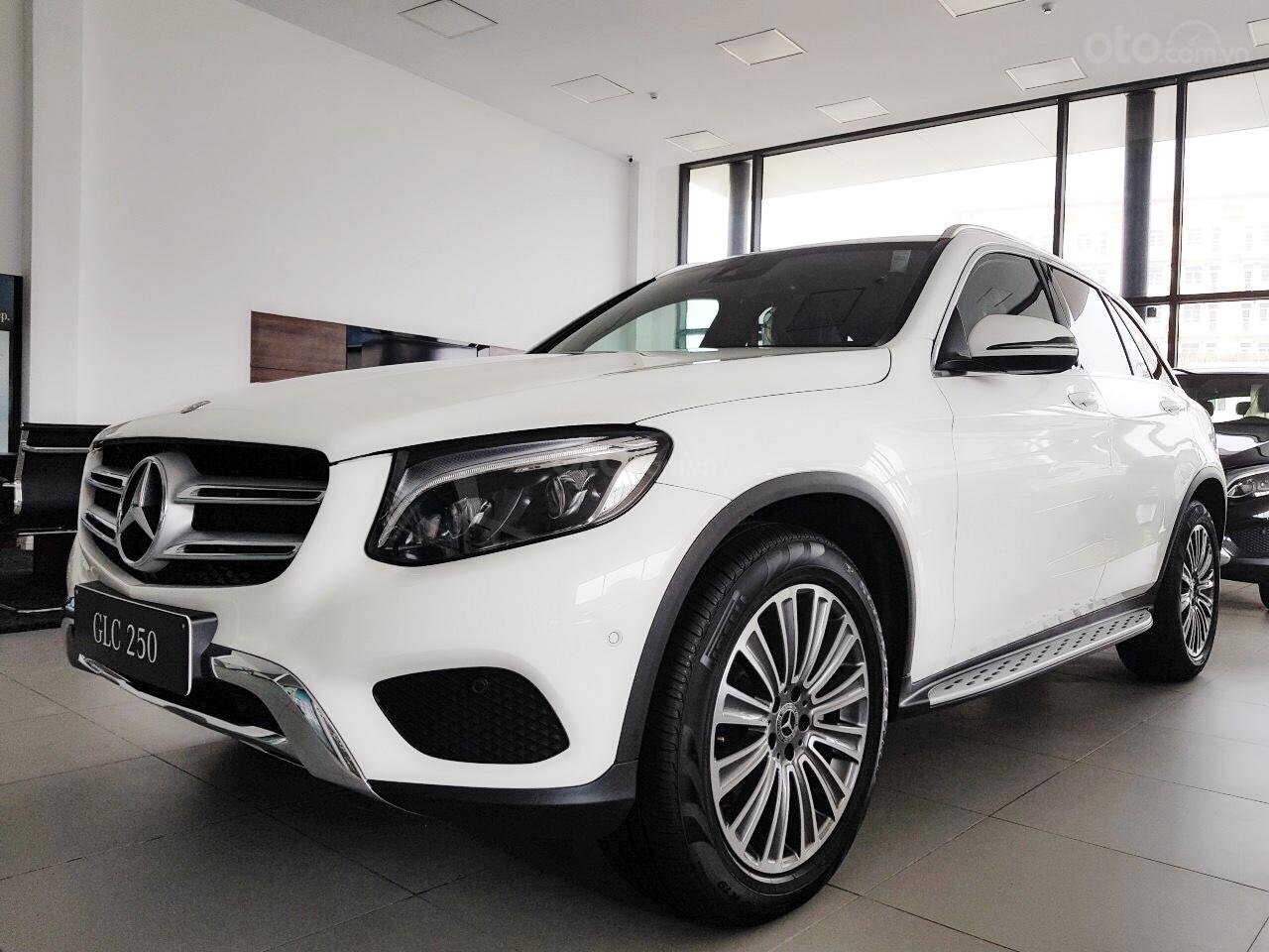 Bui tien dung duoc tang xe mercedes