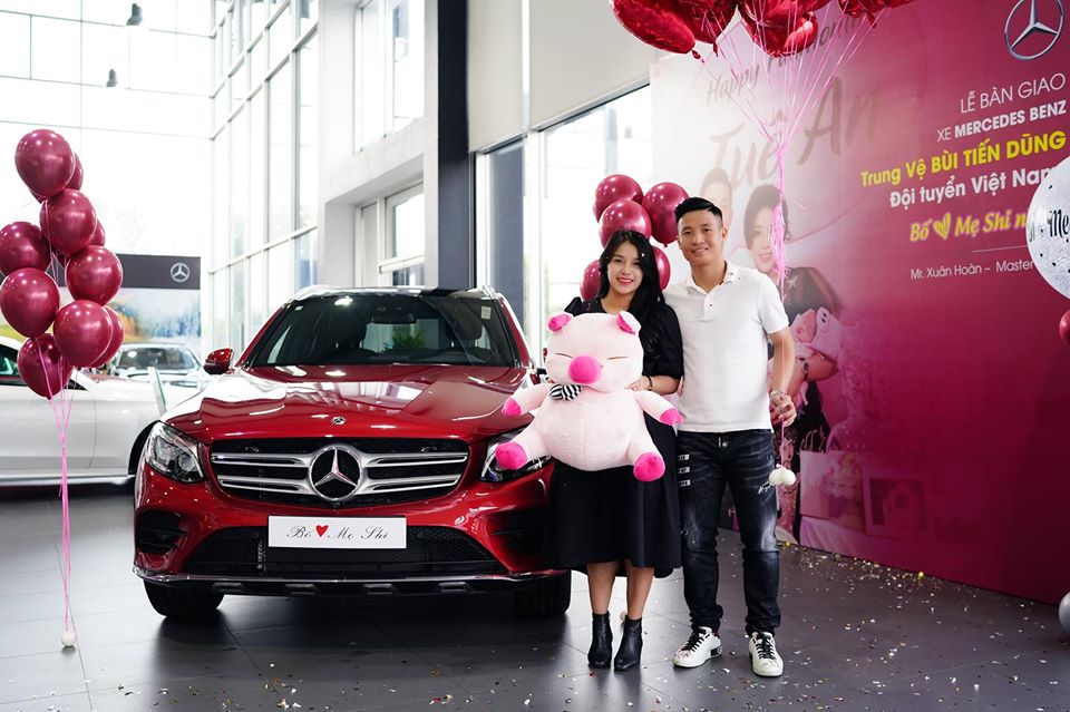 Bùi Tiến Dũng và vợ Tuệ An bên cạnh chiếc xe Mercedes GLC 300