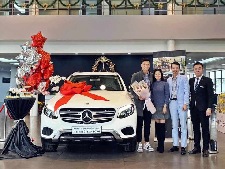 Bui tien dung duoc tang xe mercedes
