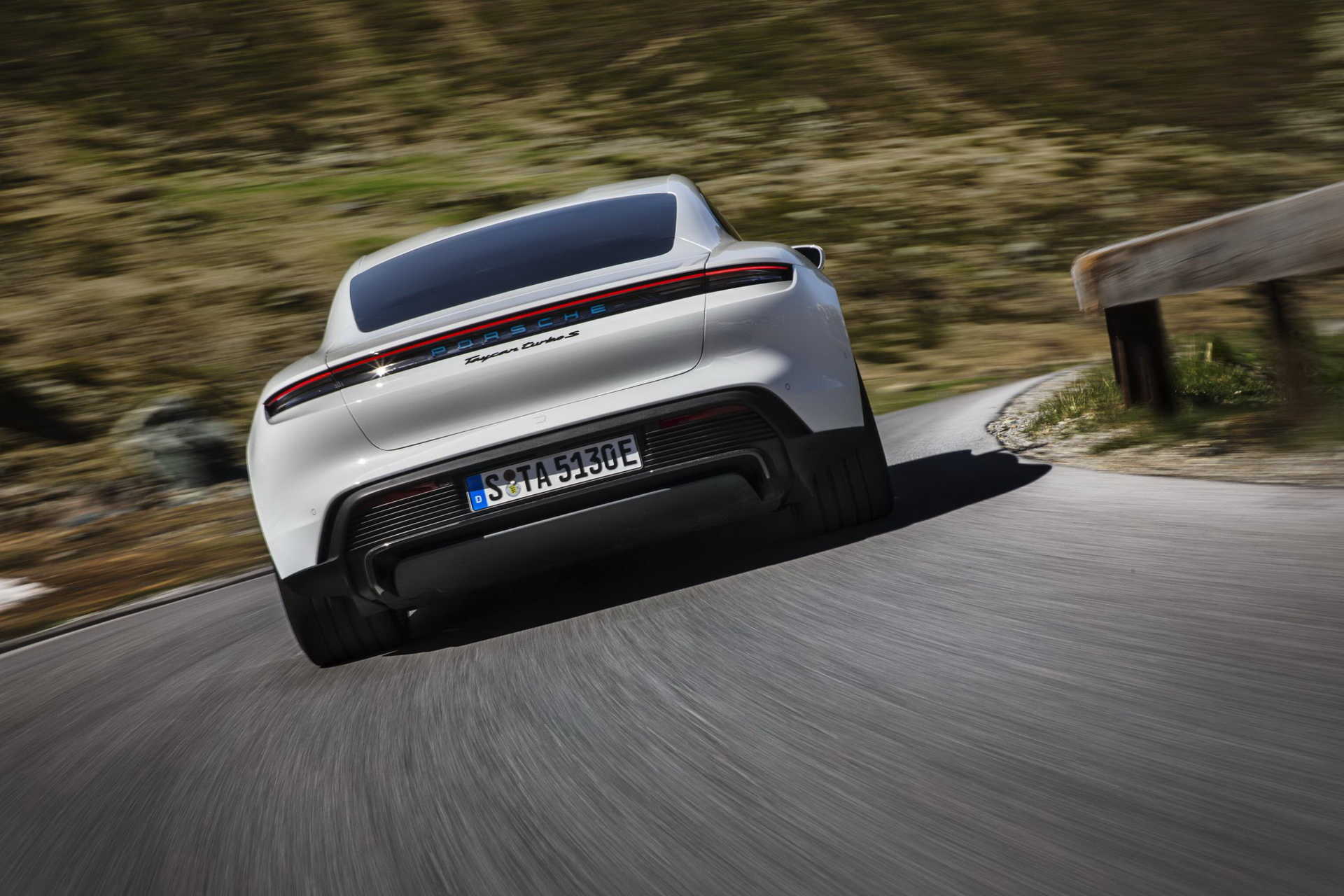Bill Gates mua Porsche Taycan
