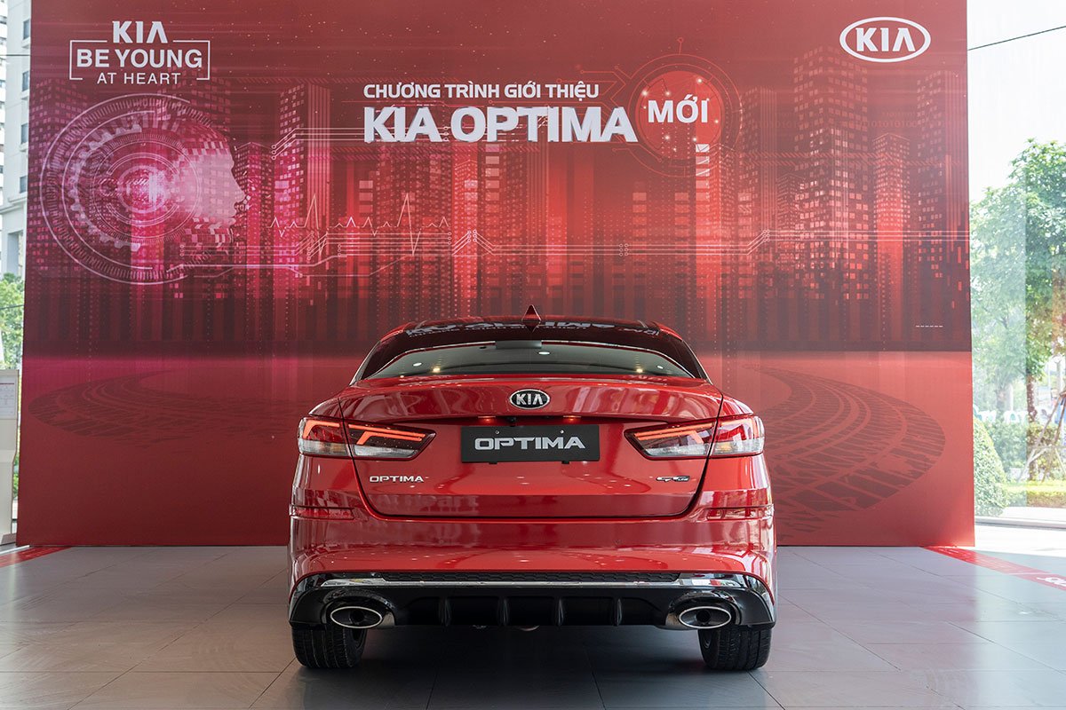 Đuôi xe KIA Optima 2020