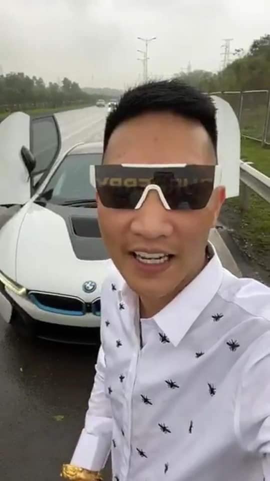Huan hoa hong dung xe tren cao toc