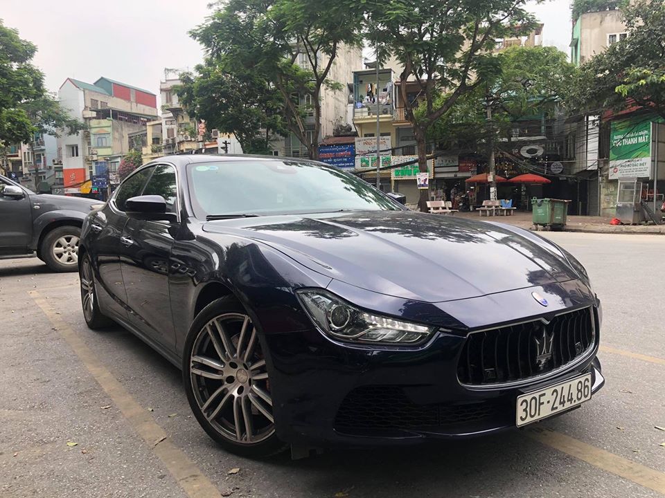 Ngoc trinh ban xe