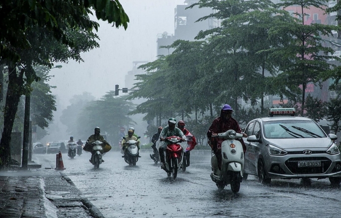 Nên lái xe ô tô đi ở làn giữa đường, tránh những chỗ trũng.