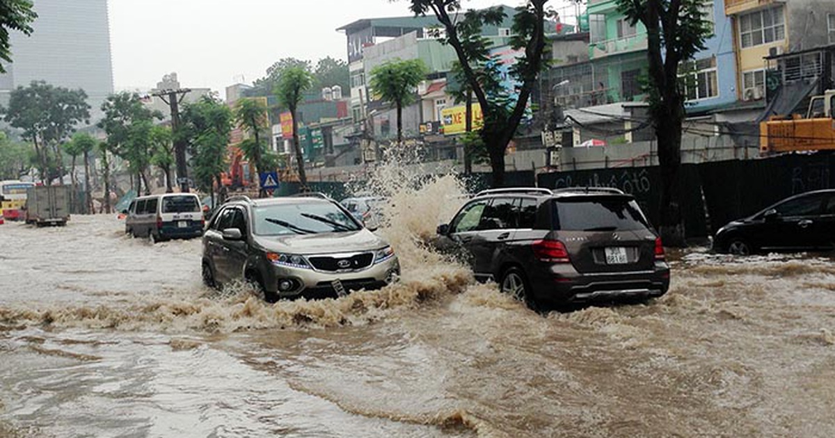Nên tránh xa và giữ khoảng cách an toàn với các xe ô tô cỡ lớn.
