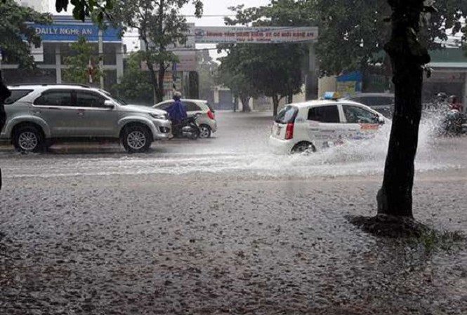 Nên lái xe chậm trong thời tiết mưa bão.