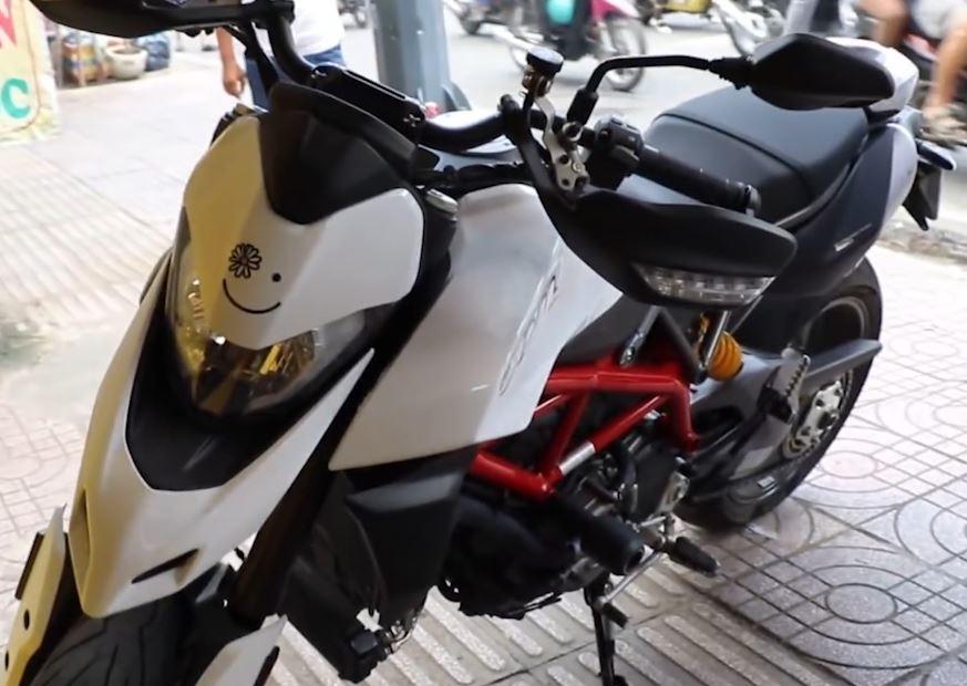 Chiếc Ducati Hypermotard 939 SP của Công Phượng có giá lăn bánh hơn 500 triệu đồng.
