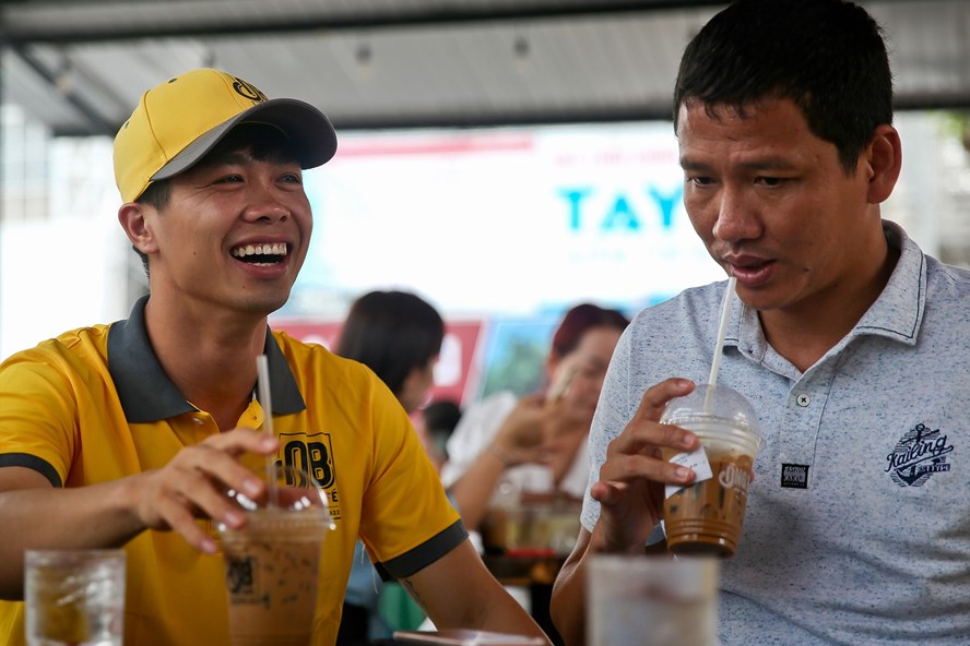 Tiền đạo Công Phượng và tiền đạo Anh Đức thưởng thức cà phê.