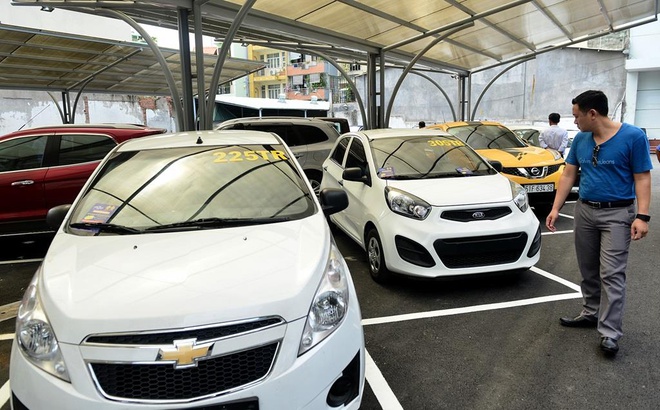 Chiếc Chevrolet Spark được đưa ra mức giá từ 225 triệu đồng và chiếc Kia Morning có mức giá từ 305 triệu đồng