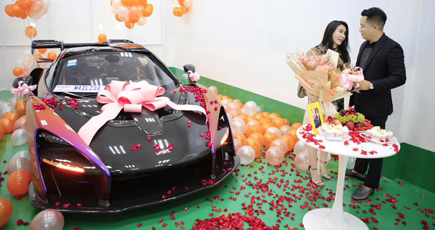 Đại gia Hoàng Kim Khánh cùng vợ bên chiếc siêu xe McLaren Senna 