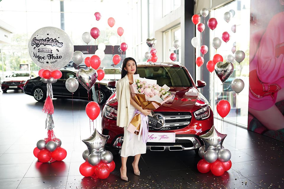 Hot girl Ngọc Thảo bên xe sang Mercedes-Benz GLC 200 