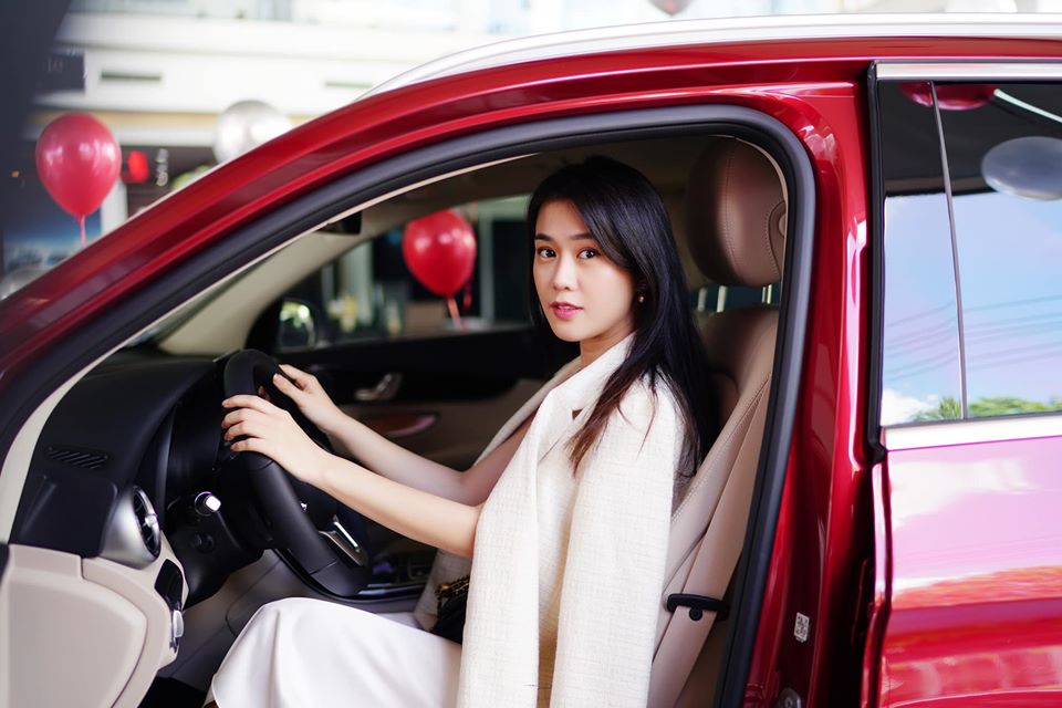 Hot girl Ngọc Thảo lái Mercedes GLC 200 