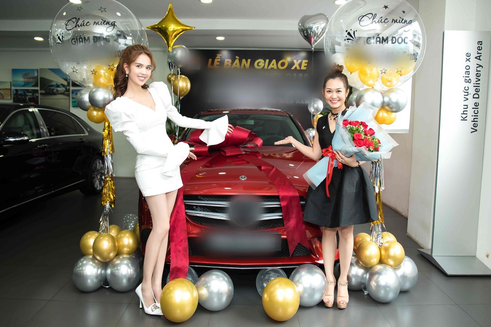 Ngọc Trinh mua xe Mercedes tặng nhân viên