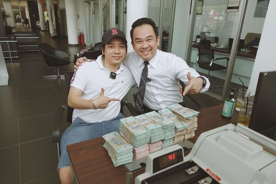 Khoa pug mua xe