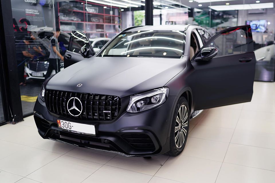 Chiếc Mercedes-Benz GLC 250 của Bùi Tiến Dũng thay dàn áo mới màu đen nhám