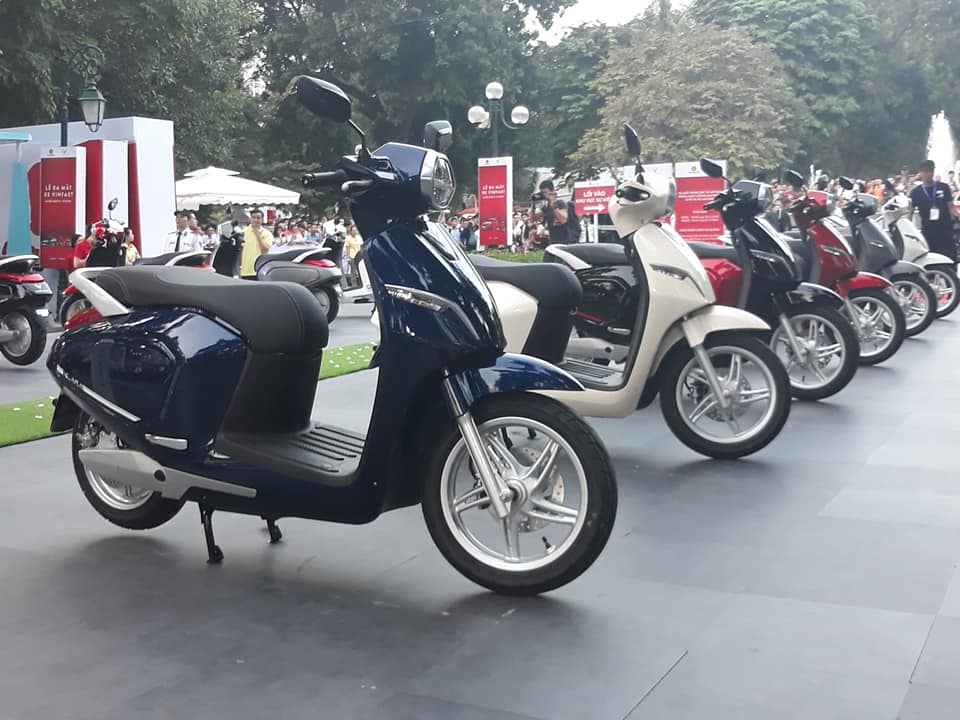 hiều hôm nay 20/11, sự kiện ra mắt các mẫu xe của VinFast đã được tổ chức tại Công viên Thống Nhất (Hà Nội). Tại đây, những dòng xe ô tô của VinFast đã được giới thiệu và công bố mức giá. Đồng thời, xe máy điện thông minh Klara của đơn vị này cũng xuất hiện và chiếm được sự chú ý của đông đảo người dân.