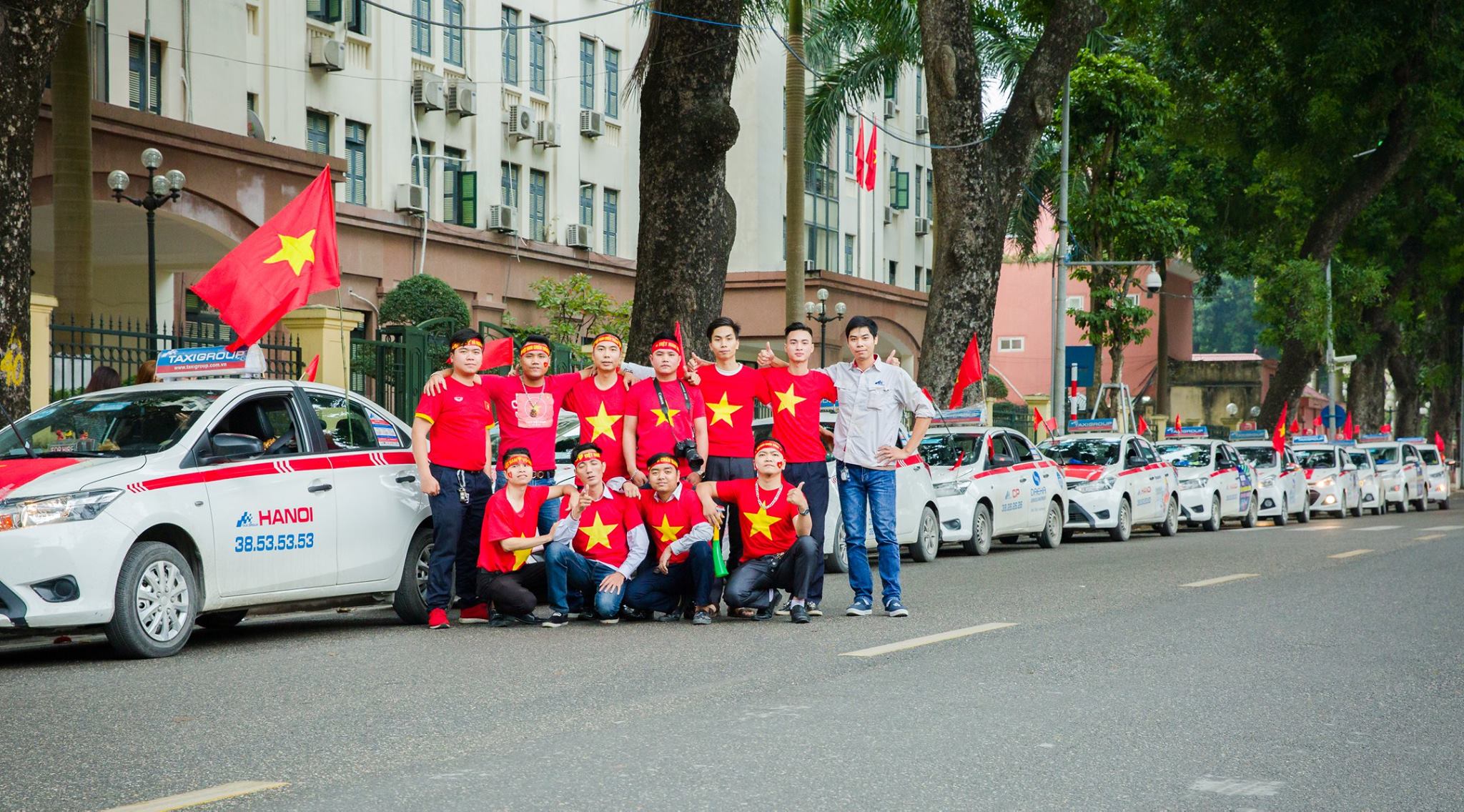 taxi, xe cổ vũ việt nam, dán cờ đó sao vàng