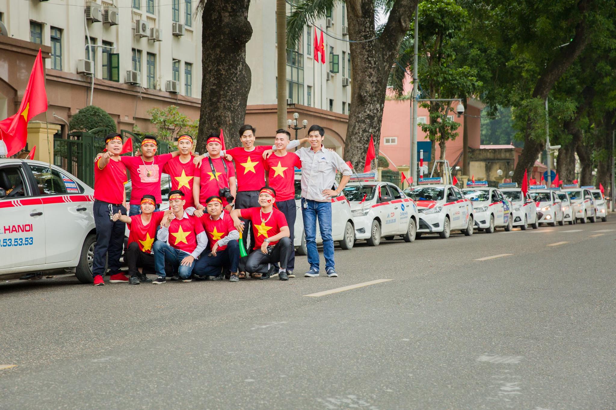 taxi, xe cổ vũ việt nam, dán cờ đó sao vàng