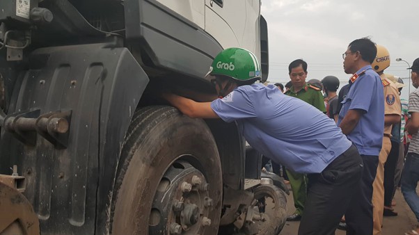 tai nạn thảm khốc ở long an, container tông xe máy, container đâm hàng loạt xe máy