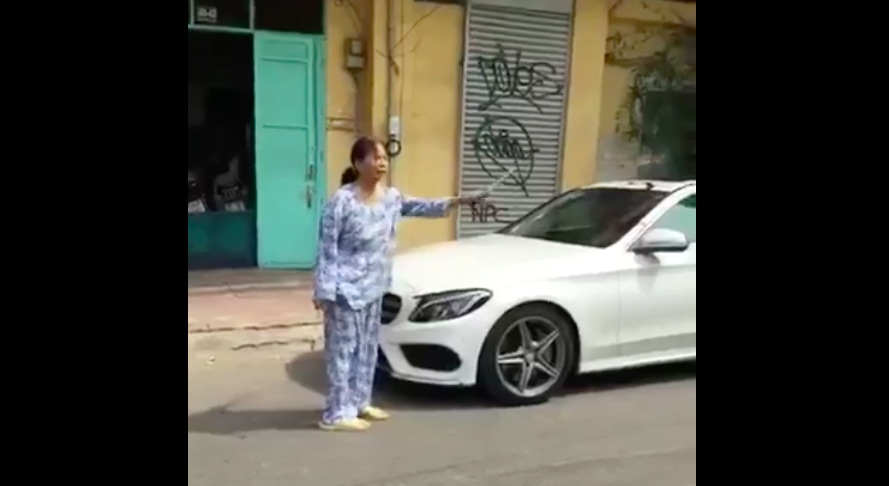 bà cụ, đập xe, mercedes