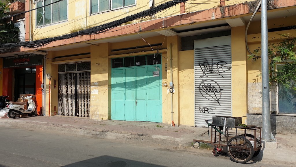 đập xe mercedes, phụ nữ đập xe, đỗ trước cổng nhà