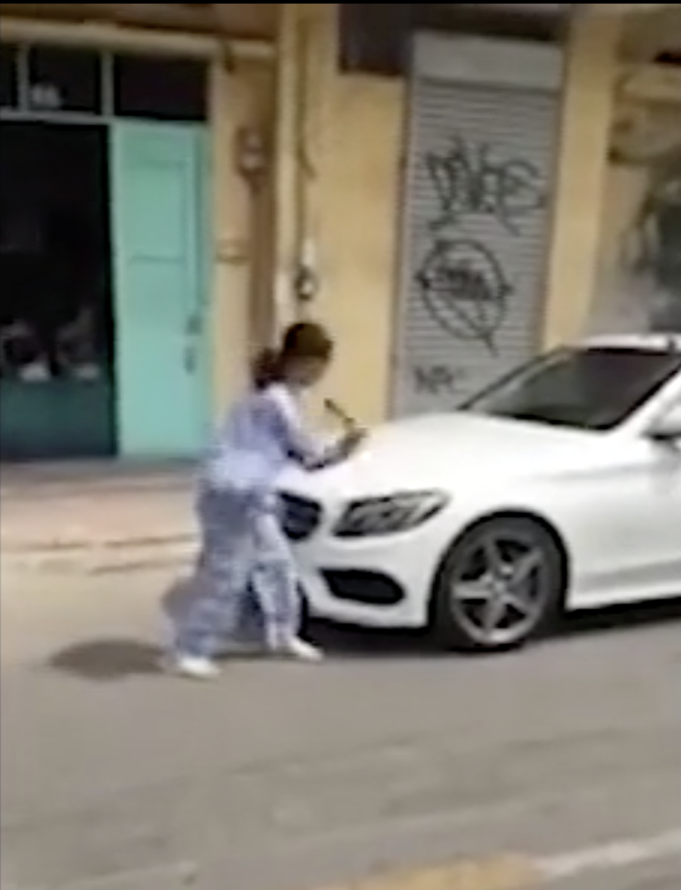 đập xe mercedes, phụ nữ đập xe, đỗ trước cổng nhà