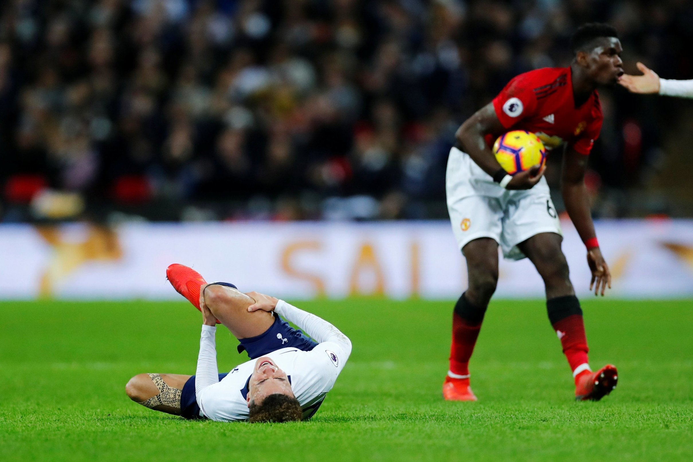 Pogba, Pogba xoạc bóng, Tottenham mu, MU, Ferguson, Scholes