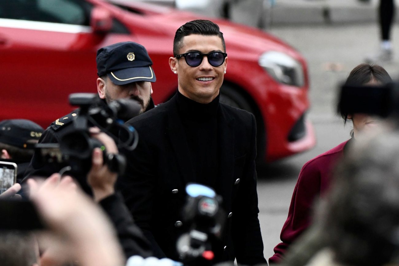 Ronaldo. ronaldo hầu tòa, ronaldo và bạn gái, bạn gái ronaldo, ronaldo đóng phạt, ronaldio trốn thuế