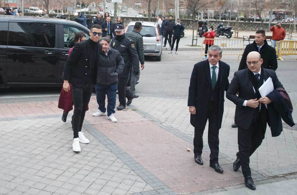 Ronaldo. ronaldo hầu tòa, ronaldo và bạn gái, bạn gái ronaldo, ronaldo đóng phạt, ronaldio trốn thuế