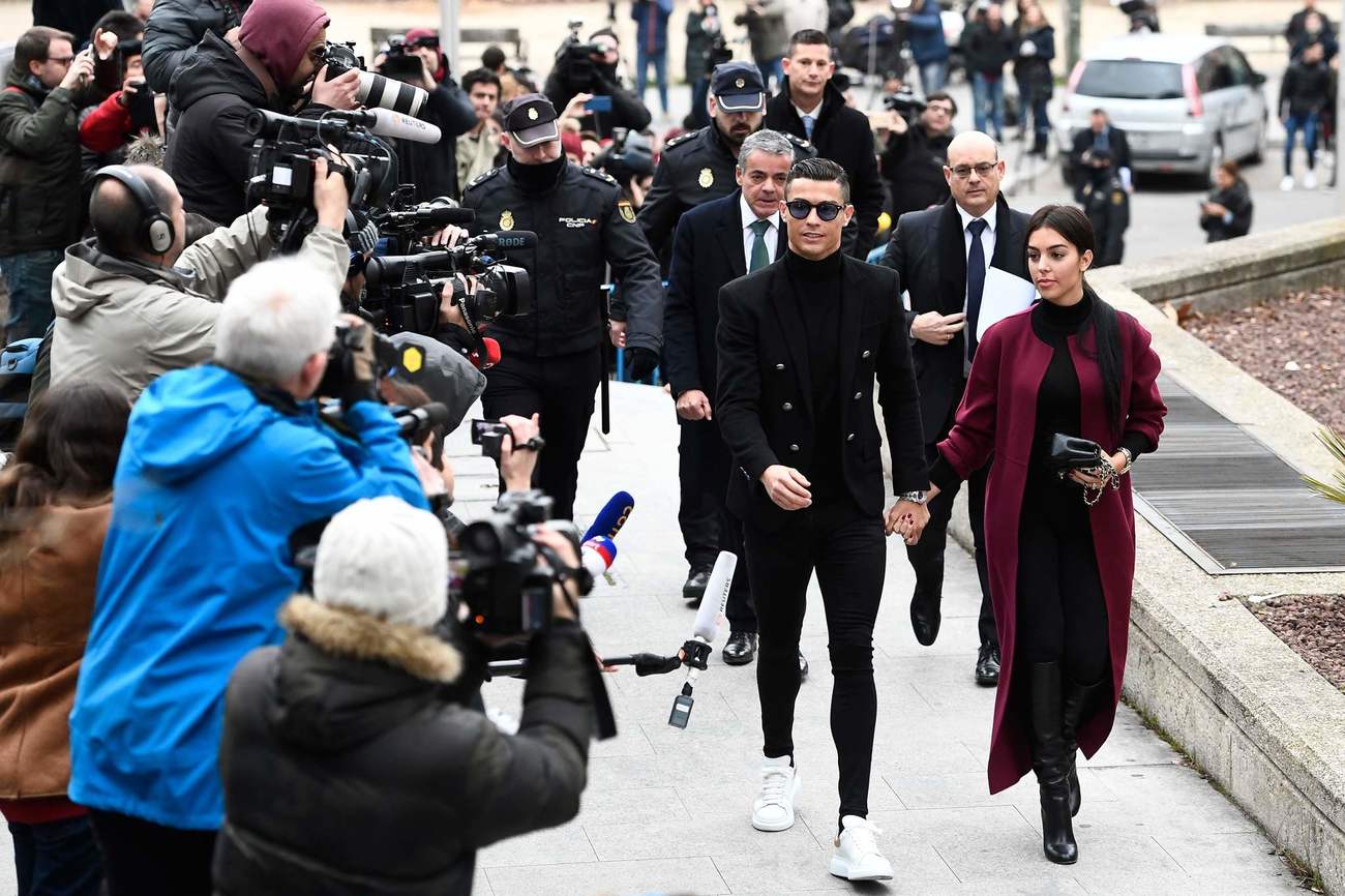 Ronaldo. ronaldo hầu tòa, ronaldo và bạn gái, bạn gái ronaldo, ronaldo đóng phạt, ronaldio trốn thuế