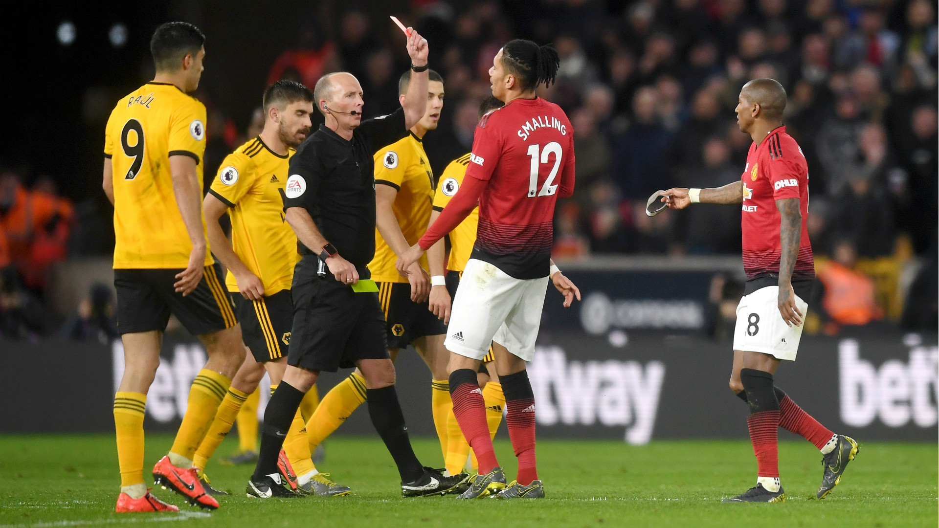 Mike Dean, Dean, Wolverhampton 2-1 MU, Ngoại hạng Anh, Wolves 2-1 MU, trọng tài ngoại hạng Anh, trọng tài lịch sử