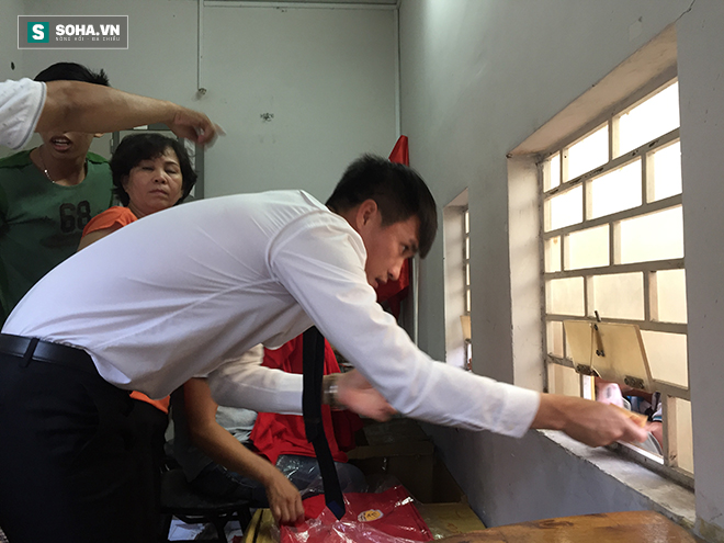 Công Vinh vã mồ hôi bán vé cho người hâm mộ TP.HCM