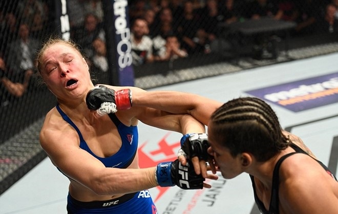 Dính đòn, gương mặt 'nữ hoàng' Rousey biến dị dạng