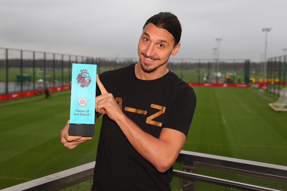 Zlatan Ibrahimovic nhận giải thưởng cầu thủ xuất sắc nhất tháng 12