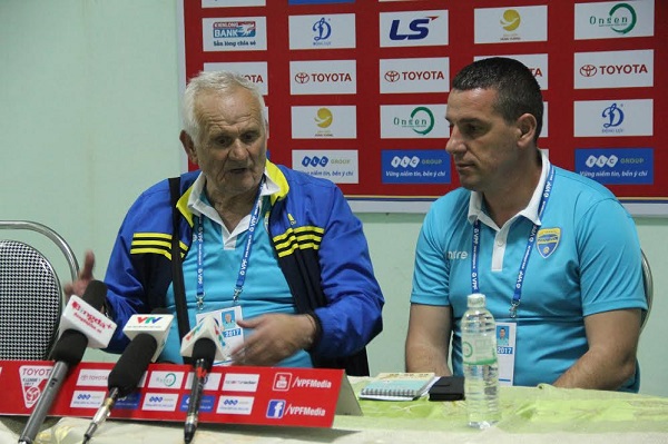 HLV Petrovic của FLC Thanh Hóa nhận xét các cầu thủ tại V.League dùng quá nhiều tiểu xảo 
