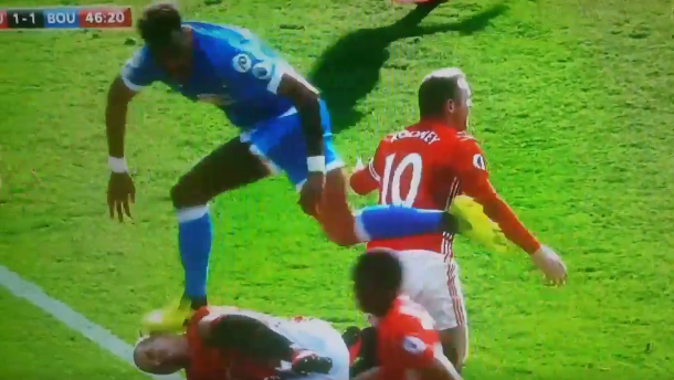 Pha bóng nguy hiểm của Tyrone Mings nhằm vào Ibra