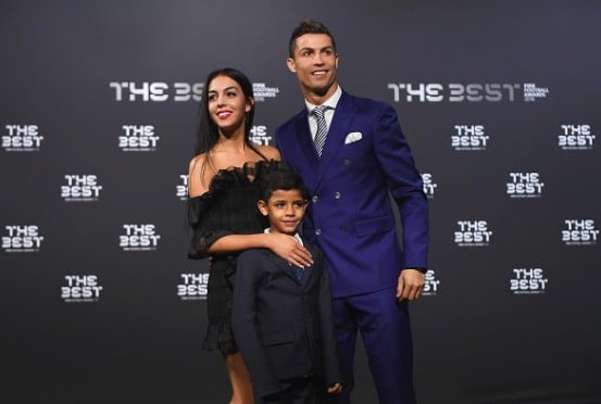 Ronaldo đang hạnh phúc bên cạnh Georgina Rodriguez