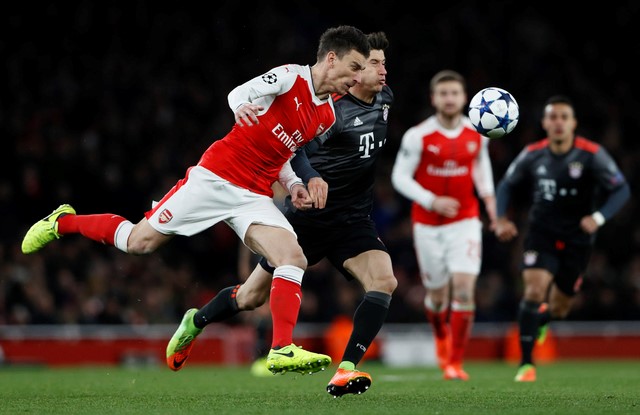 Laurent Koscielny nhận thẻ đỏ rời sân khiến Arsenal nhận thất bại đau đớn