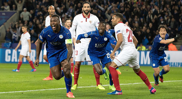 Đội trưởng Wes Morgan mở tỷ số trận đấu cho Leicester City 