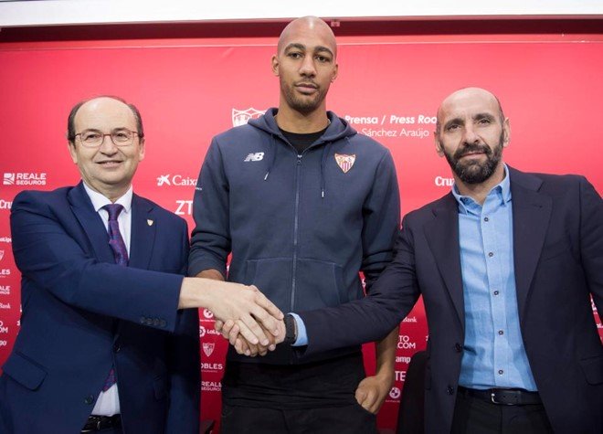 Monchi (phải), đang được Real Madrid liên hệ đưa về đội bóng vào mùa Hè này