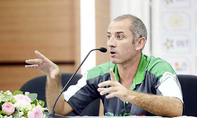 HLV Guillaume Graechen vẫn còn nhiều điểm chưa hài lòng với trọng tài